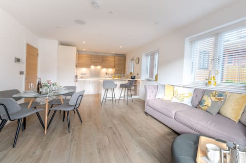 Popular Airbnb listing: Stylish apartment with secure parking near town in Shrewsbury