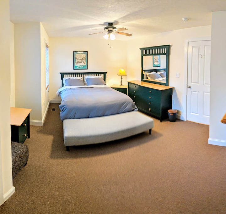 Dormitorio queen en el segundo piso. Esta habitación también tiene escritorio de pie (no en la foto).