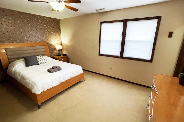 Malaking Master na Silid - tulugan na may kumpletong paliguan. Queen - sized na kama, aparador, at kumpletong aparador.