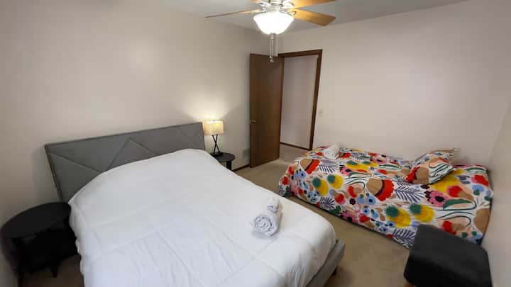 Kuwarto na may queen bed at twin bed.  I - tap ang touch lamp na may % {bold charging.  Kumpletong aparador na may maraming espasyo para sa damit.