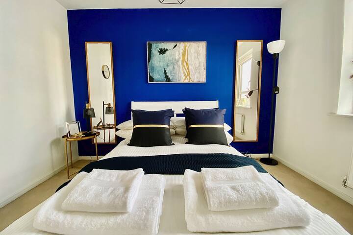 Stylish 4 Bed Family Home, Close to City, Parking gallery image 5