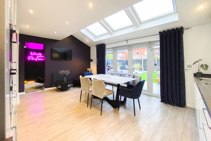 Stylish 4 Bed Family Home, Close to City, Parking gallery image 2
