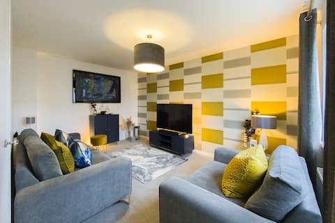 Top performing Airbnb: Stylish 4 Bed Family Home, Close to City, Parking in Broughton