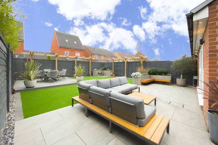 Stylish 4 Bed Family Home, Close to City, Parking gallery image 4