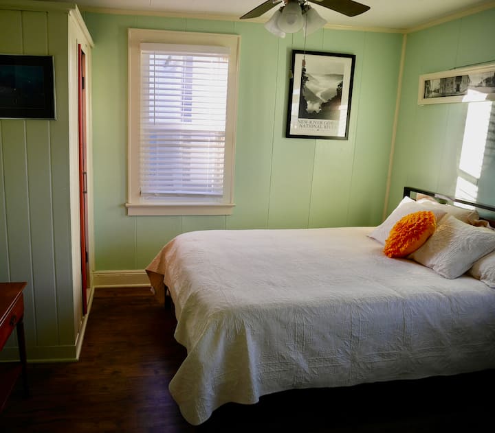 חדר WV כולל מסגרת מיטת קווין סייז חדשה לגמרי, מזרן ספוג ומצעים. העלים לשולחן מאוחסנים גם בארון של החדר הזה.