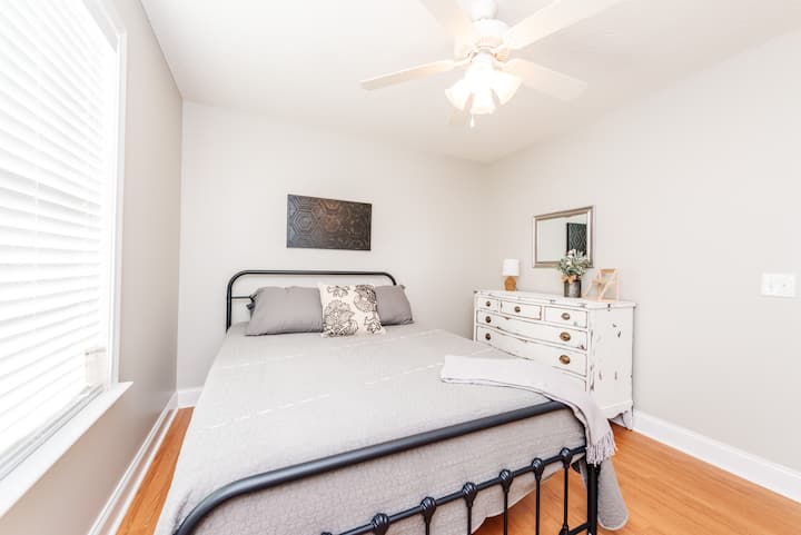 Помошна спална соба со брачен кревет (широк 150 - 179 см)