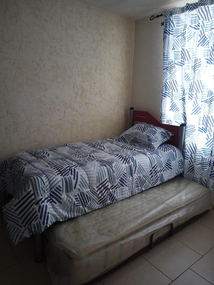 Jednolôžko, ktoré sa zmení na poschodovú posteľ posunutím spodnej rolovacej základne postele.