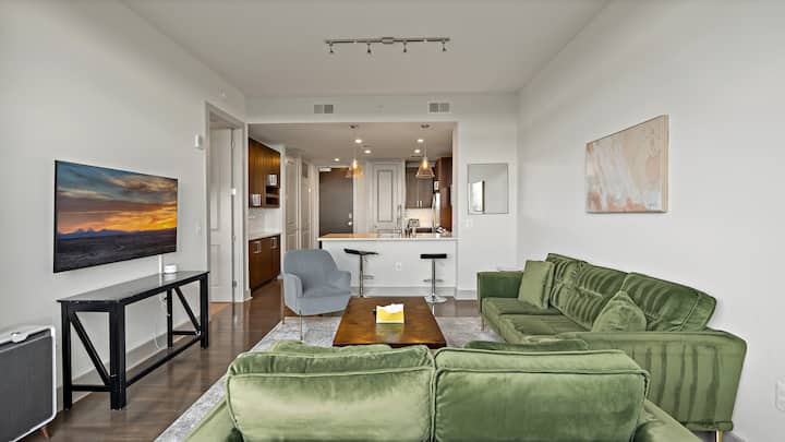 Lovely 1B1B Unit| Luxe | Prime Location | Spacious