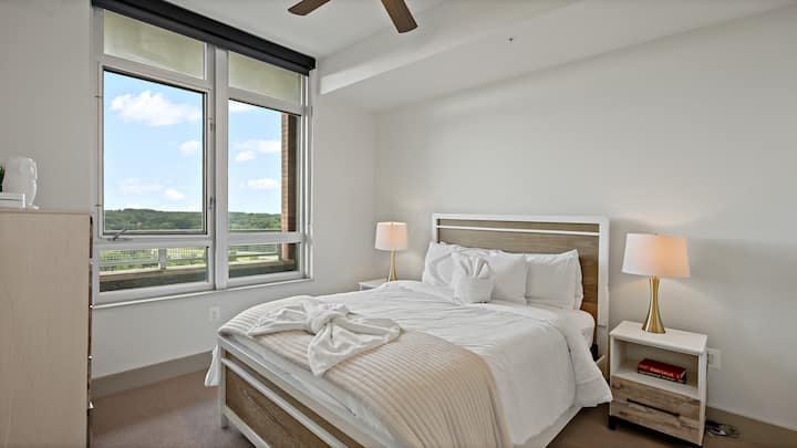 Lovely 1B1B Unit| Luxe | Prime Location | Spacious