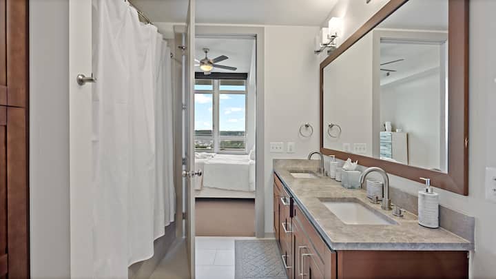 Lovely 1B1B Unit| Luxe | Prime Location | Spacious