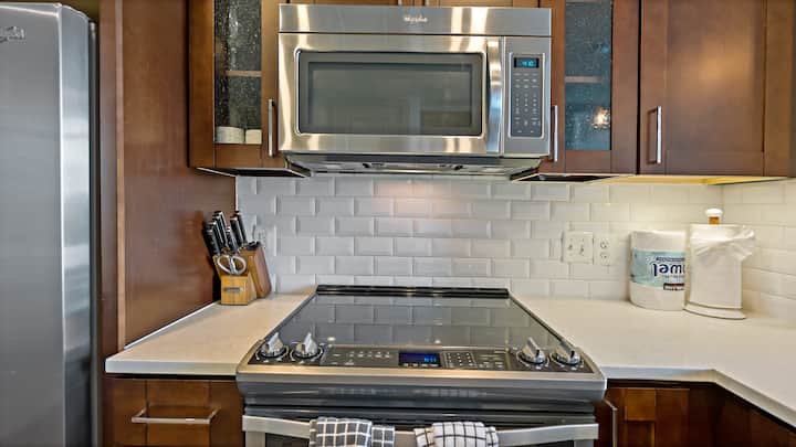 Lovely 1B1B Unit| Luxe | Prime Location | Spacious