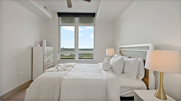 Lovely 1B1B Unit| Luxe | Prime Location | Spacious
