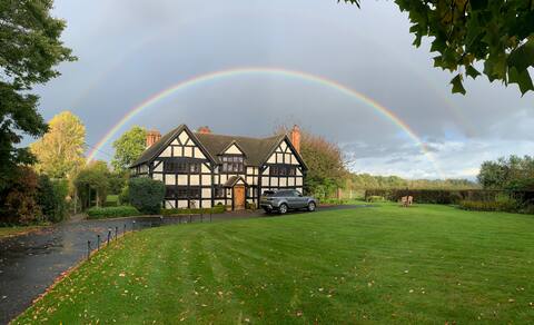 Elizabethan manor sleeps 15