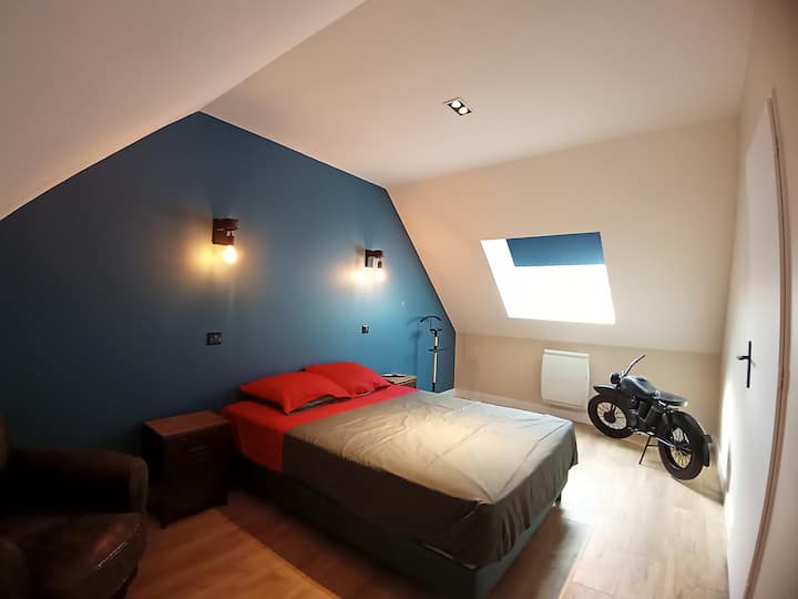Room floor with double bed 140*190cm and a TV