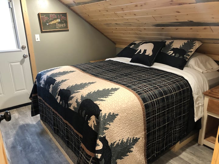 Autre chambre avec une reine et une porte donnant également sur un balcon