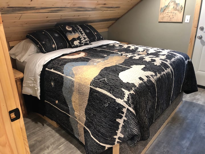 Chambre avec une reine et une porte qui donne sur un balcon