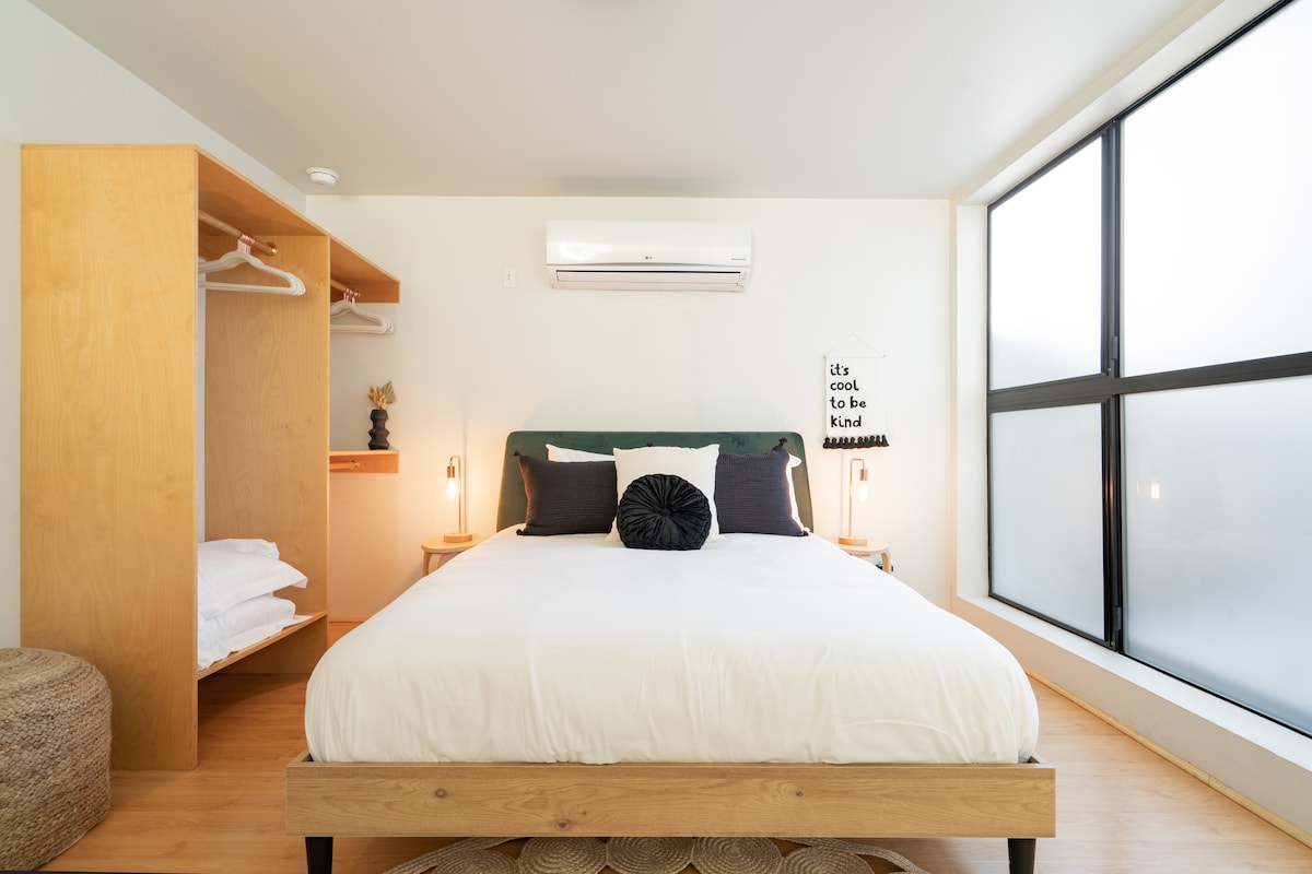 พักผ่อนสบายๆในห้องนอนที่เงียบสงบของเราที่มีเตียงขนาดควีนไซส์หรูหรา - โอเอซิสที่เงียบสงบของคุณ!
