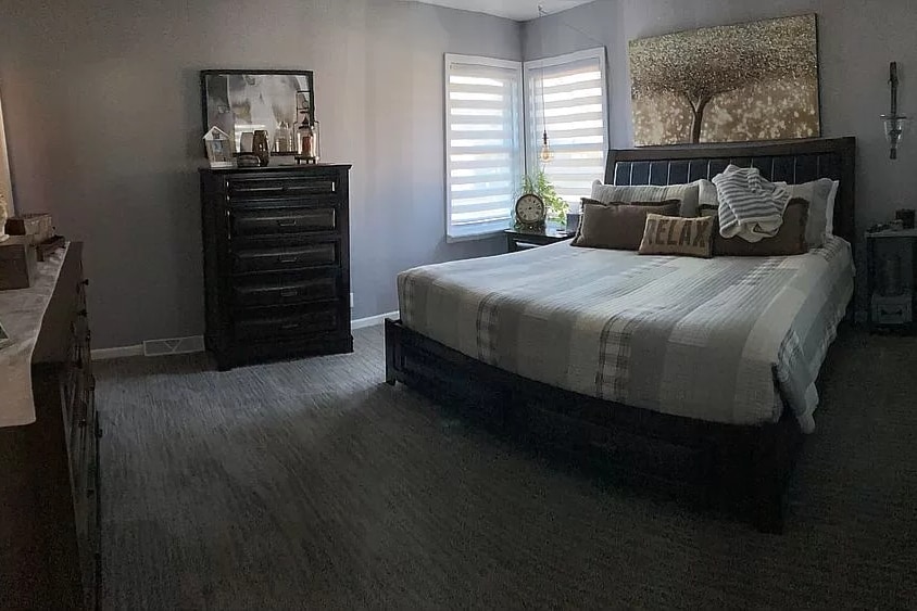 主卧-特大双人床，带套房