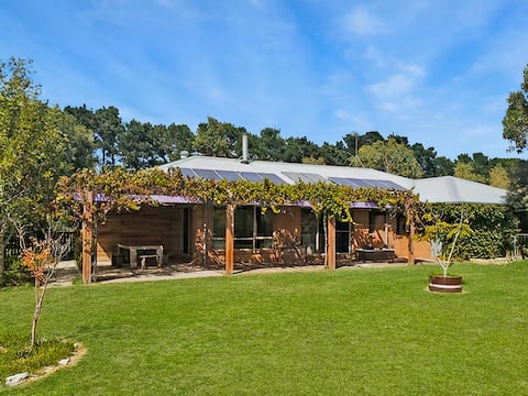 Peaceful house on acreage close to Torquay beaches