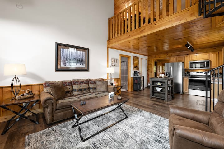 841 Golf View is in the beautiful Golf View Resort. Your whole family will enjoy this three-bedroom cabin with a hot tub and community pool. Enjoy the views from your private balcony while the kids play in the arcade. Enjoy this entire cabin!