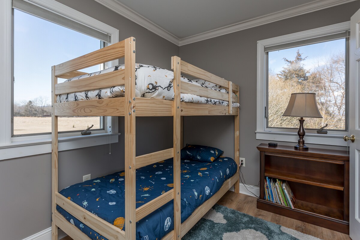 მე-4 საძინებელი ორადგილიანი ორსართულიანი საწოლებით. Საზიარო სააბაზანო და მე-3 საძინებელი.