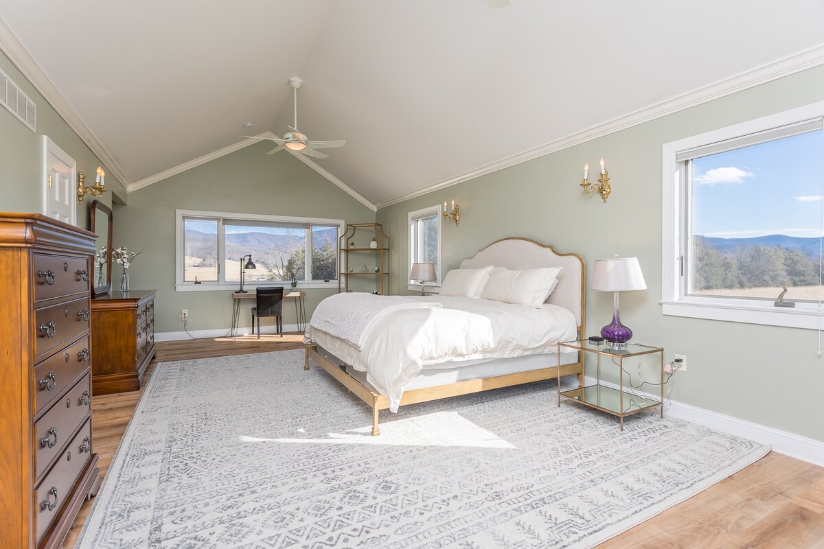 Უზარმაზარი მთავარი საძინებელი შენანდოასა და მასანუტენის მთების ხედებით. დიდი საწოლი.