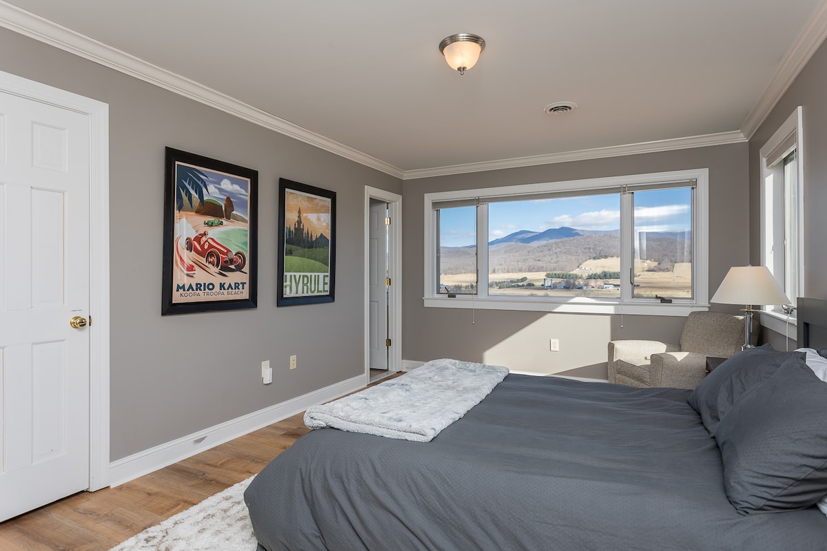 Მეორე მთავარი საძინებელი ორადგილიანი საწოლითა და ცალკე სააბაზანოთი.