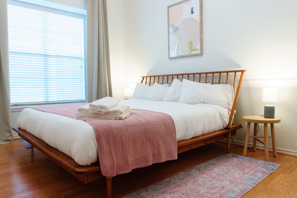 BR2 - Kitanda kipya cha Mid Century Modern King size kilicho na godoro jipya la povu la kumbukumbu, mapazia ya kuzima, kabati lenye vioo vya urefu kamili, rafu ya mizigo, na seti ndogo ya droo