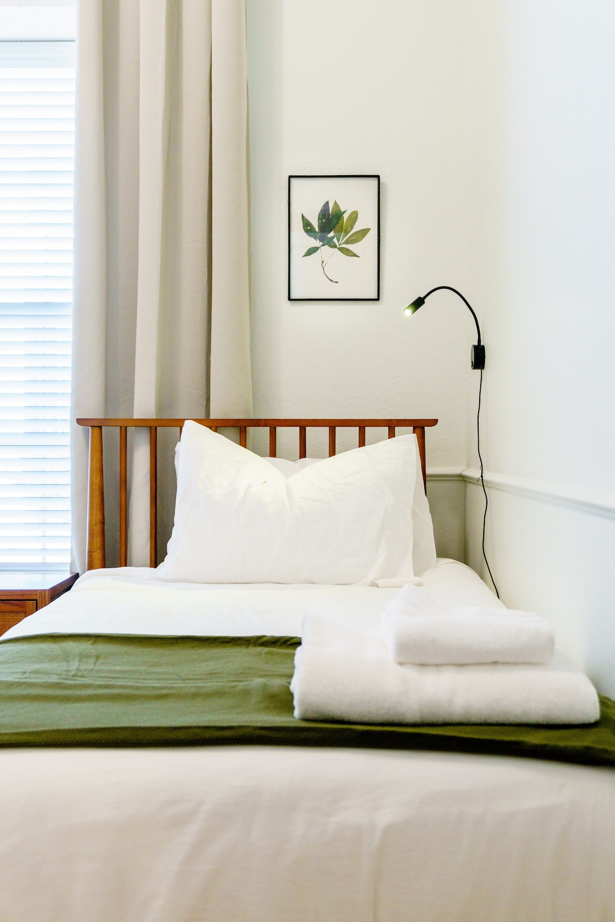 BR3 - Vitanda viwili vipya vya Mid Century Modern twin size vilivyo na magodoro mapya ya povu la kumbukumbu, mapazia ya kuzima, kabati lenye vioo vya urefu kamili, rafu ya mizigo, na seti ndogo ya droo