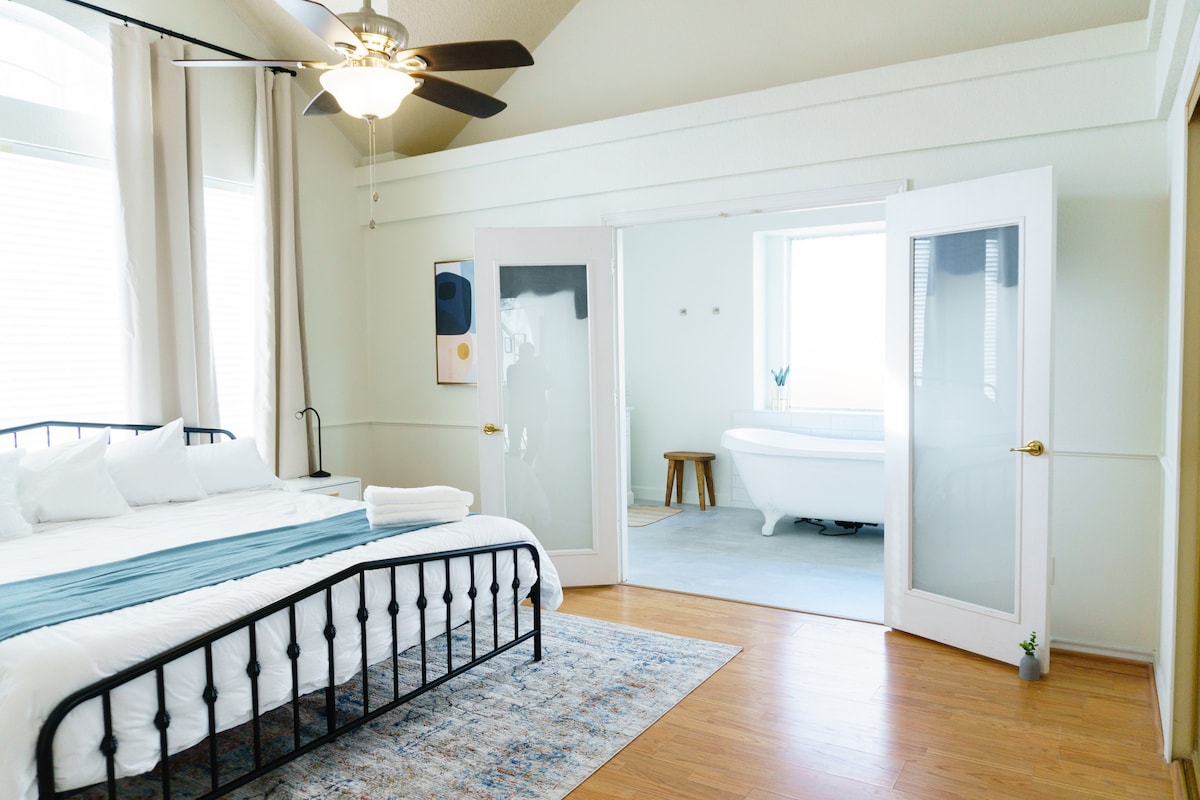 Chumba cha kulala cha kiwango cha juu na bafu la chumbani. Kitanda kipya cha King kilicho na godoro jipya la povu la kumbukumbu, mapazia ya kuzima, kabati la kuingia lenye vioo vya urefu kamili, rafu ya mizigo, na seti ndogo ya droo