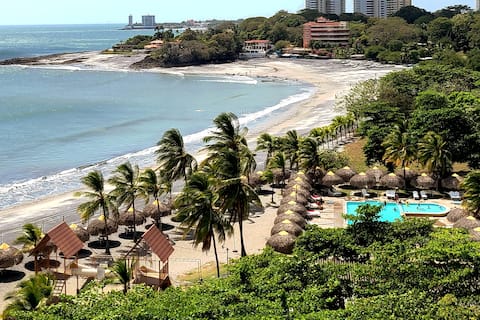 Fantastic Beach condo with Beach & mountain views.