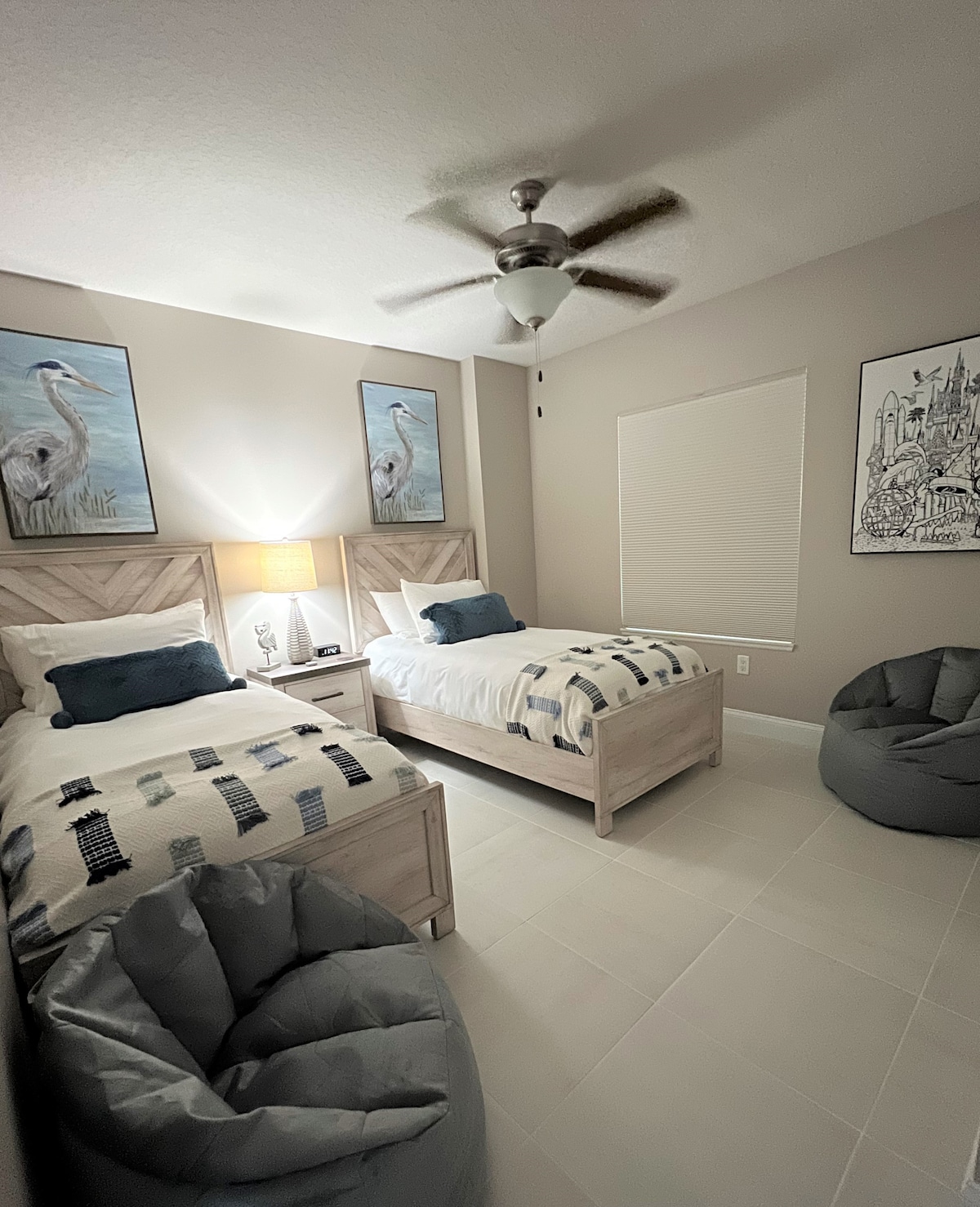 Спалня 3 - третата спалня има две единични легла, пълен гардероб, скрин, пристанища на алармения часовник и нощното шкафче, допълнителни възглавници/одеяла и два стола с кръгла възглавница, за да се отпуснете удобно.