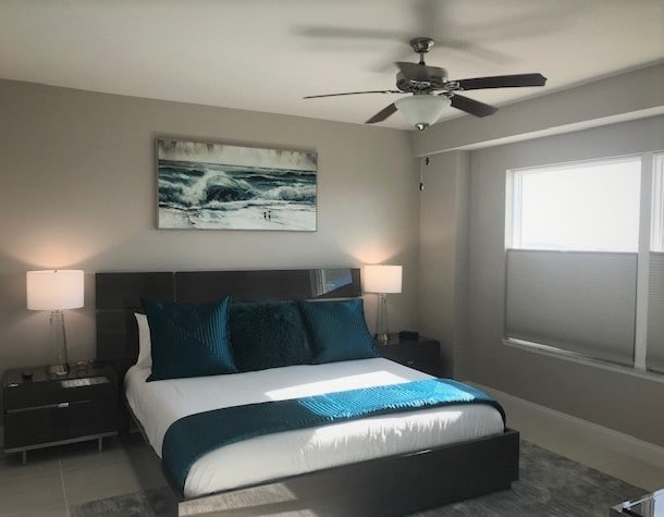 Главна спалня с суперголямо двойно легло, 65 - инчов телевизор, пълен гардероб, стойка за багаж, самостоятелна баня, 65 портове на лампи и алармен часовник.