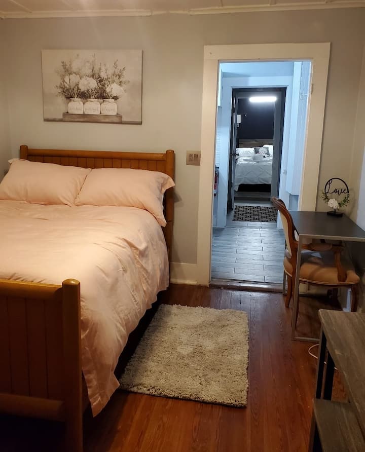 Pomoćni zajednički prostor s blagovaonicom, radnom stanicom i bračnim krevetom.