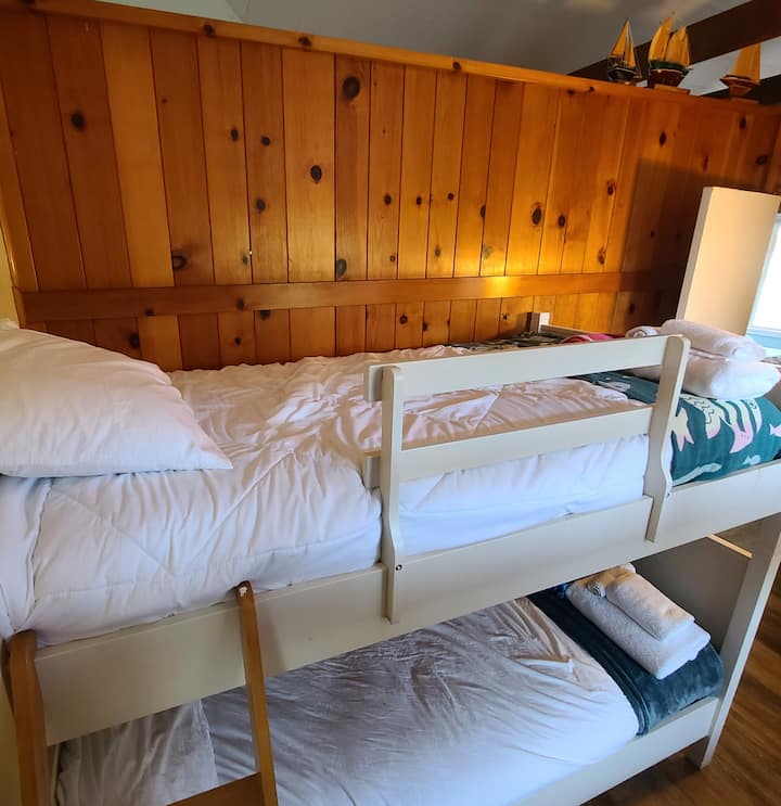 双层床，外加单人床。  （休伦镇更新了租赁法。  我需要减少第二套上下铺床。7是理想的容量，但我有一张8号的充气床垫。）
天花板设有拱形，可通往主卧。