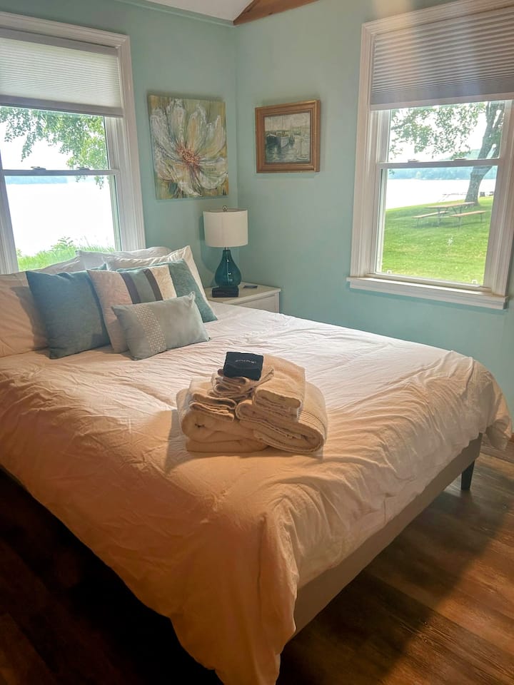 水景！第二间标准双人床卧室，配有全新的床上用品、家具、窗户、地板、吊扇、油漆、遮光窗帘和艺术作品。  通往主客房的天花板。  从主房间迷你分体验式空调。  