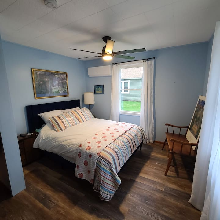 主卧配有半卫生间和全新标准双人床，舒适的全棉床上用品，迷你分体式暖通空调，地板，窗户，吊扇，油漆等。