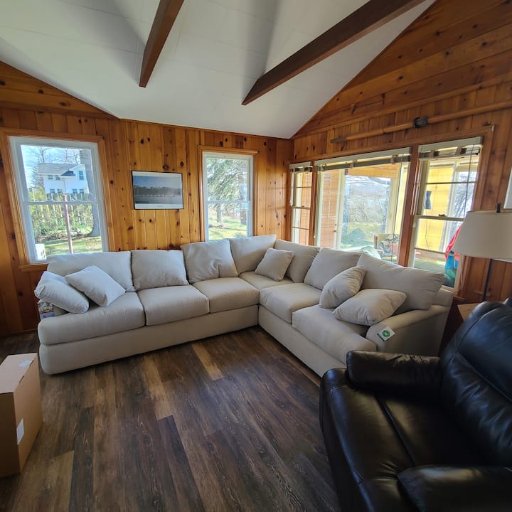 全新超级舒适的沙发和皮革躺椅。