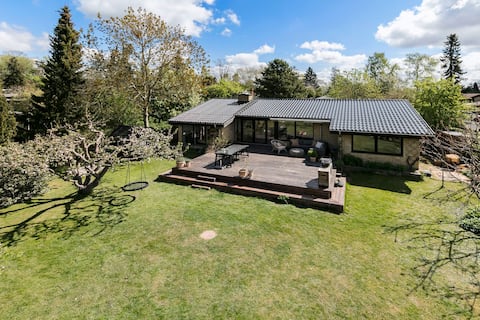 Cosy, family friendly and large private garden