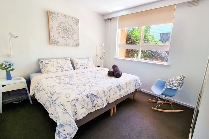 ห้องนอนหลักพร้อมวิวลานด้านหน้า
สถานีชาร์จไฟในโคมไฟข้างเตียง