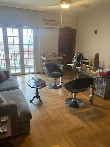 Διαμέρισμα, με θέα,τζάκι και γραφείο στο κέντρο