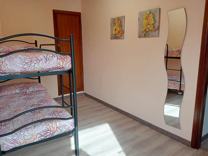 มีห้องนอนห้องแรกพร้อมเตียงสองชั้นและห้องน้ำส่วนตัว