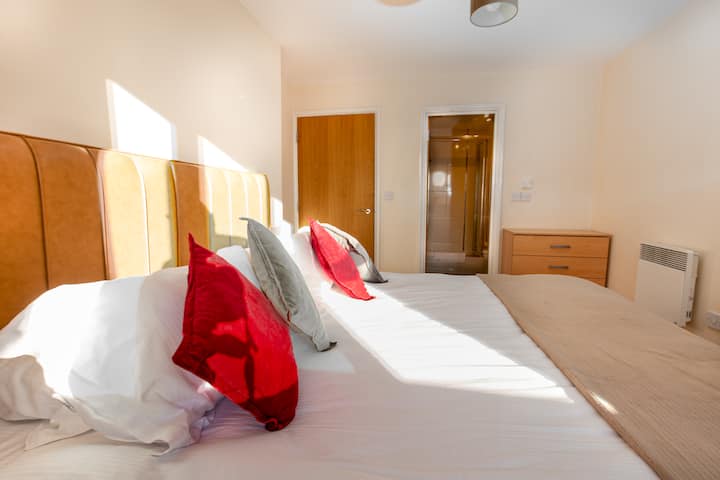 Dormitorio adicional con baño privado.