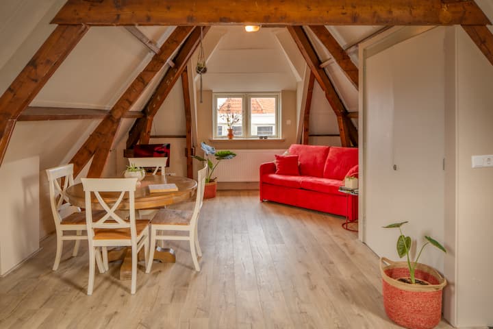 Vue sur le salon à l'étage depuis l'escalier.