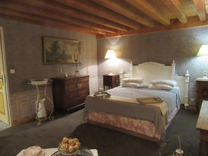 ห้องนอนใหญ่ (พร้อมพื้นที่นั่งเล่น)