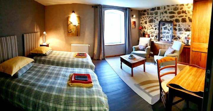 ห้องนอนใหญ่ (พร้อมพื้นที่นั่งเล่น)