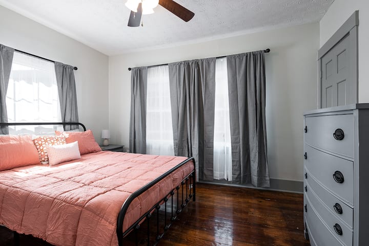 Chumba cha kulala cha ngazi cha 2 kilicho na kitanda aina ya queen