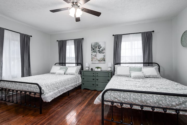 Chumba cha kulala cha 1 cha ngazi kilicho na vitanda viwili vya kifalme