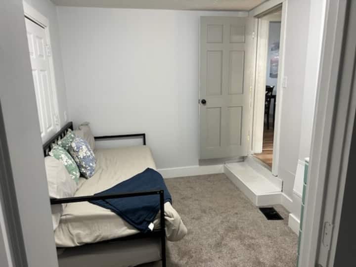 Chumba cha kulala cha ghorofa ya kwanza cha 3 kilicho na kitanda kimoja na kitanda kimoja.