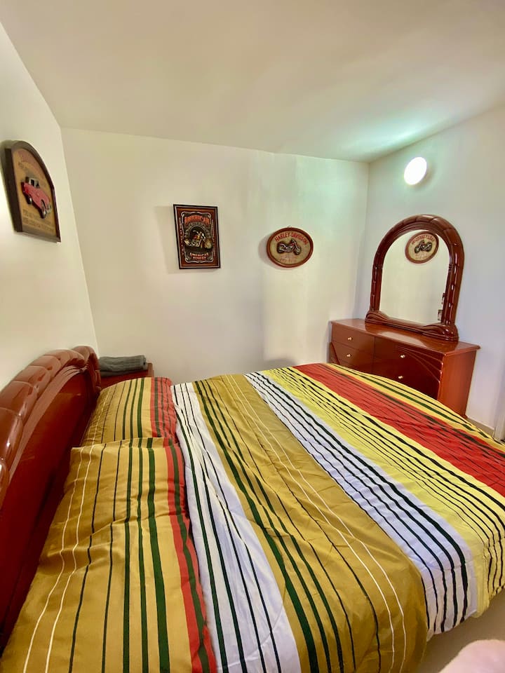 Chambre principale avec lit queen, comprend TV 32 ".